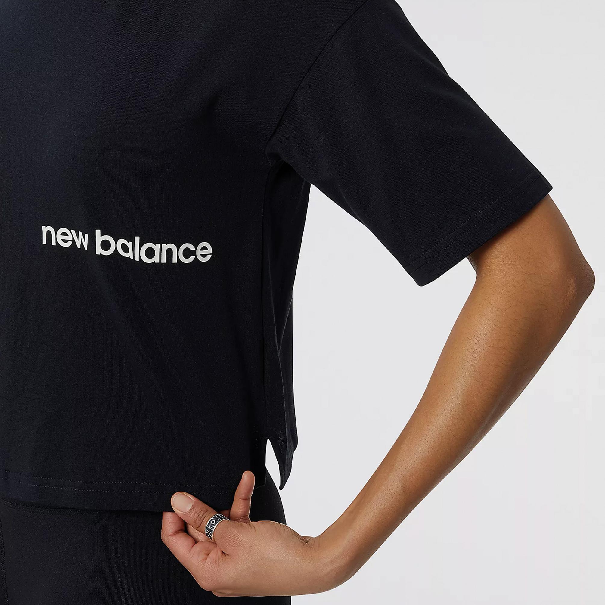  New Balance Essentials Kadın Siyah T-Shirt