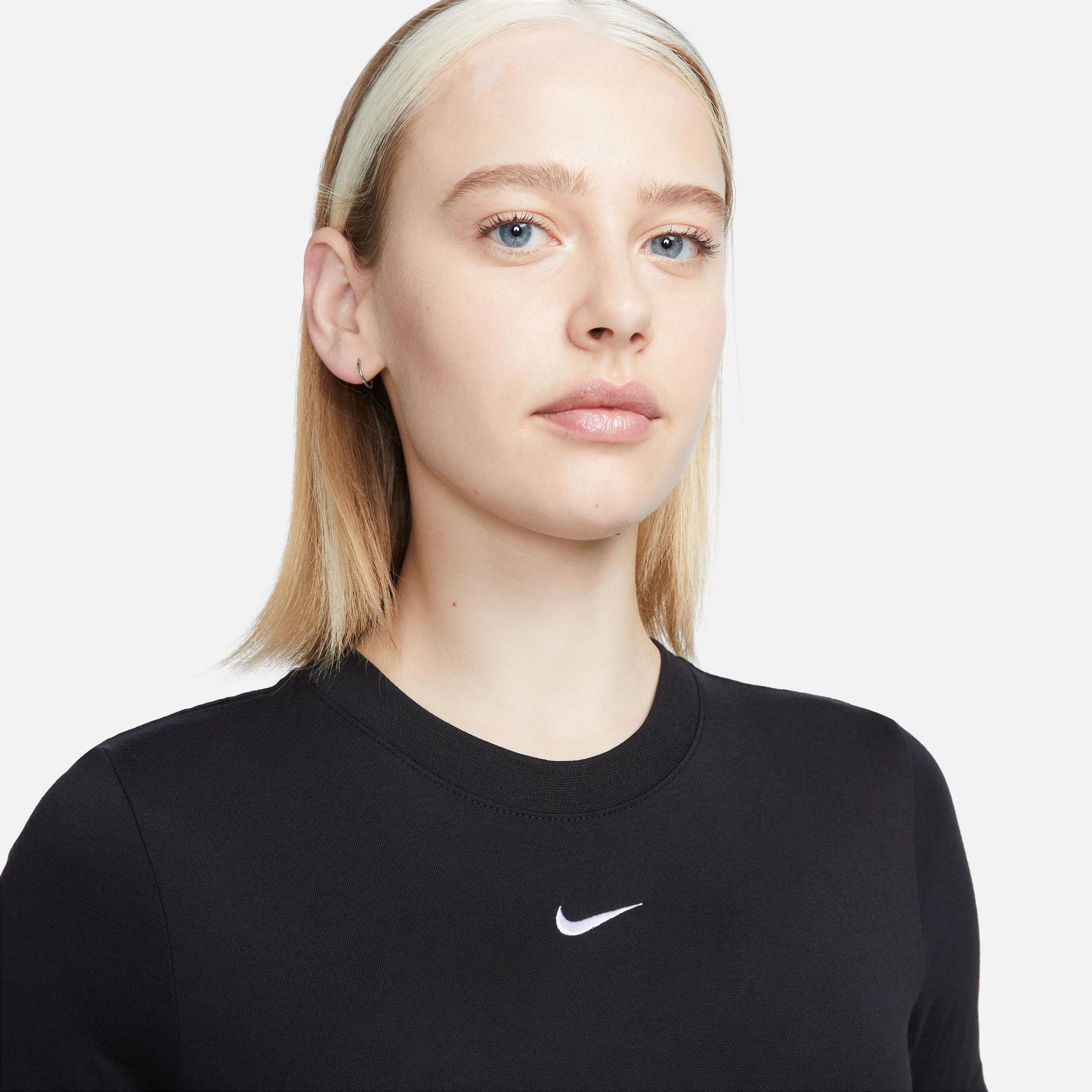  Nike Sportswear Essential Slim-Fit Crop Kadın Siyah T-Shirt