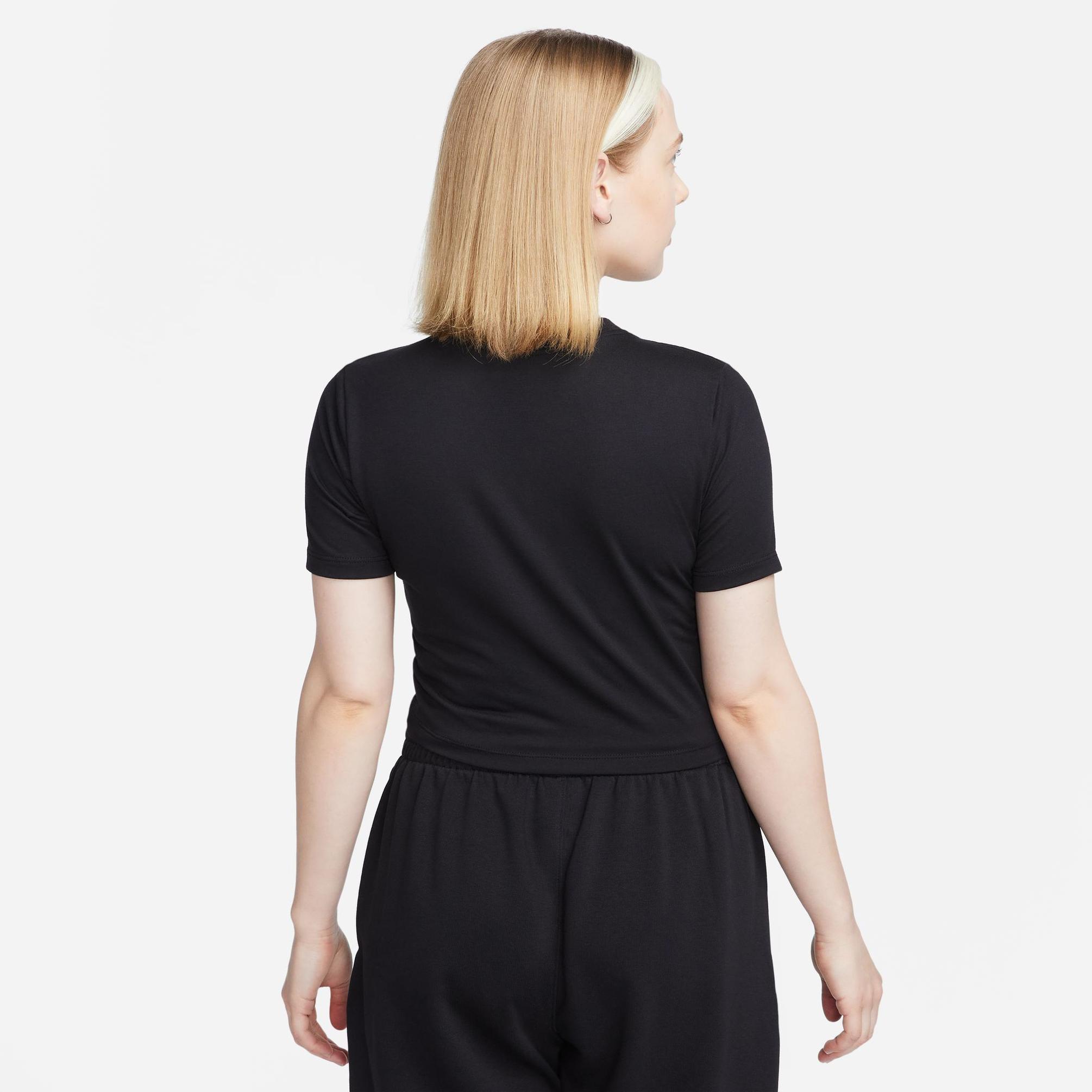  Nike Sportswear Essential Slim-Fit Crop Kadın Siyah T-Shirt