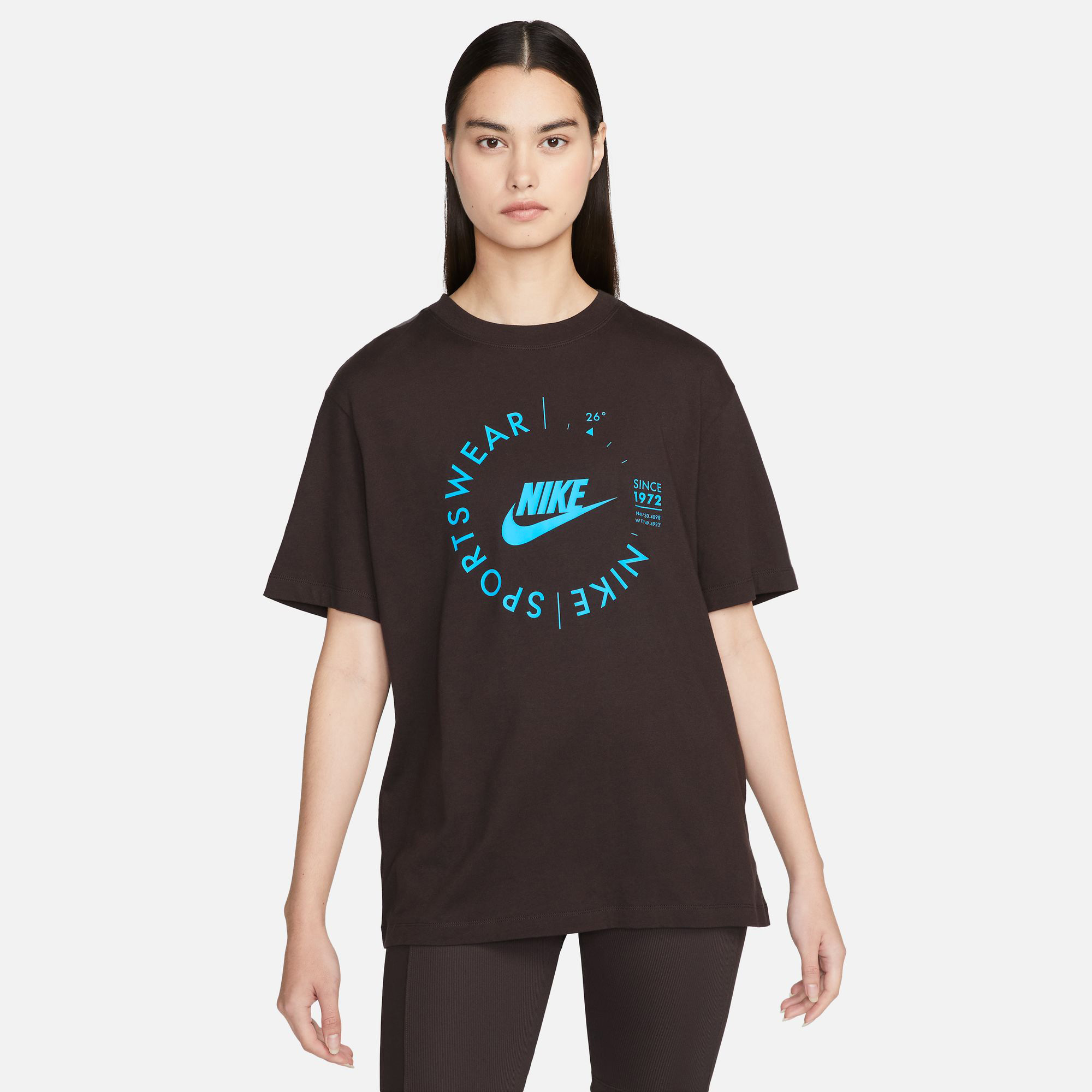 Nike Utility Graphic Kadın Kahverengi T-Shirt