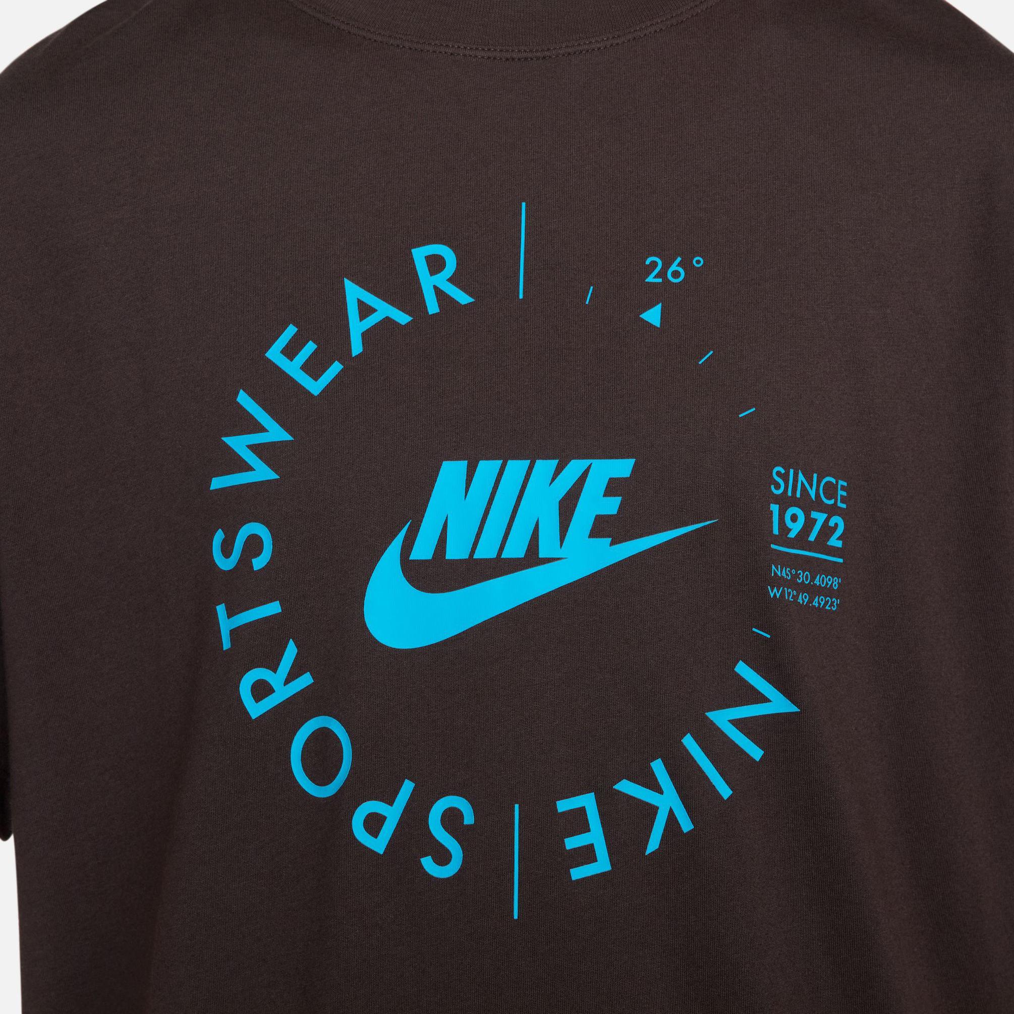  Nike Utility Graphic Kadın Kahverengi T-Shirt